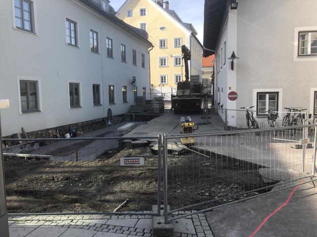 Zwischen Bezirkshauptmannschaft und Gemeindeamt entsteht der neue Siegfried Singer-Platz. | Foto: Reichel
