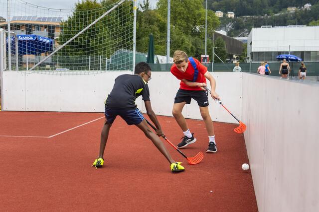 Beim Sportunion Trendsportfestival konnten Jugendliche unter Einhaltung der Covid-19-Sicherheitsmaßnahmen neue Sportarten ausprobieren. Wie hier Floorball.