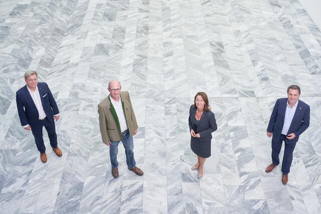Landesobmann und WKNÖ-Präsident Wolfgang Ecker (rechts) und WBNÖ-Direktor Harald Servus (links) gratulieren Anne Blauensteiner zur Wahl als Obfrau der WKNÖ Bezirksstelle Zwettl sowie ihrem Stellvertreter Christian Pichelbauer.