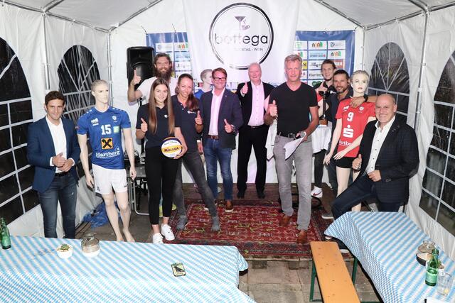 Verantwortliche und Spieler des TSV Hartberg Volleyball im Kreis der Ehrengäste und der Sponsoren.