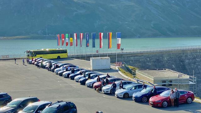 Mehr als 40 Tesla-Fahrer genossen das reizvolle Panorama rund um den Silvretta-Stausee.  | Foto: Teslaclub Austria