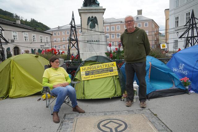 Eva Wimmer und Peter Bacher aus Koppl machen weiter. Sie sind im Hungerstreik für das Erdkabel. | Foto: Gertraud Kleemayr