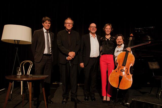 Kulturforum-Obmann Günther Zweidick mit Wolfgang Stradner, Andreas Woyke, Heidrun Maya Hagn und Friedrich Kleinhapl (v.l.).  | Foto:  Natalija Borko