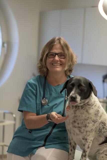 Tierärztin Dr. Nicole Grünwald mit ihrem Hund Pointi in der Ordination im Keller des Rathauses von Alland