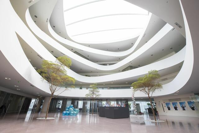 Wie Kreislaufwirtschaft in der Kunststoff-Industrie aussehen könnte, wird im Borealis Innovation Headquarter (IHQ) in Linz erforscht.