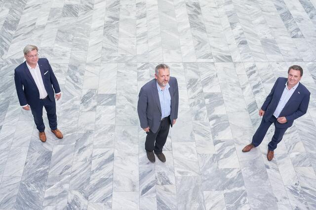 Wirtschaftsbund NÖ Landesobmann und WKNÖ Präsident Wolfgang Ecker (rechts) und WBNÖ-Direktor Harald Servus (links) gratulieren Werner Groiß zur Wahl als Obmann der WKNÖ Bezirksstelle Horn.  | Foto: WBNÖ/Monihart