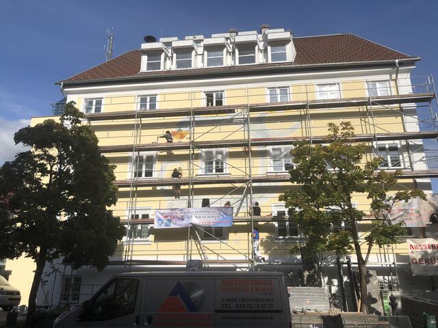 Schülerinnen aus Elbigenalp verleihen der Fassade des Gerichtsgebäudes einen neuen Anstrich. | Foto: Reichel