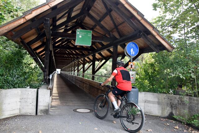 Das Absteigen und Schieben gehört der Vergangenheit an. RadfahrerInnen dürfen nun völlig legal über die Haller Innbrücke fahren.  | Foto: Stadt Hall in Tirol