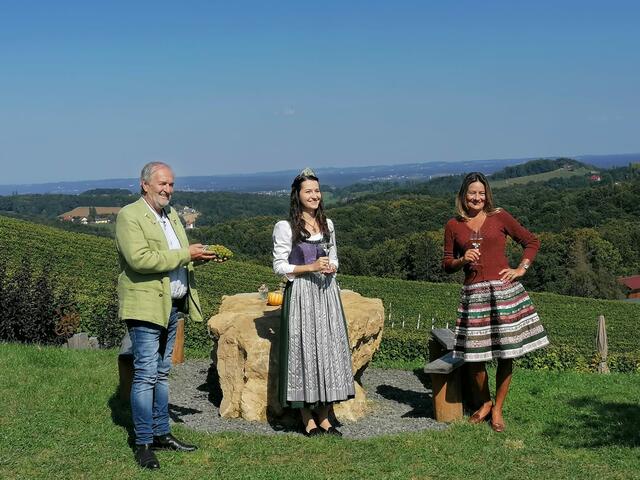 Die Moderatoren Reinhart Grundner und Sigrid Maurer mit Weinhoheit Beatrix Luttenberger bei den Dreharbeiten zur Sendung „Das südsteirische Weinland um Gamlitz“.