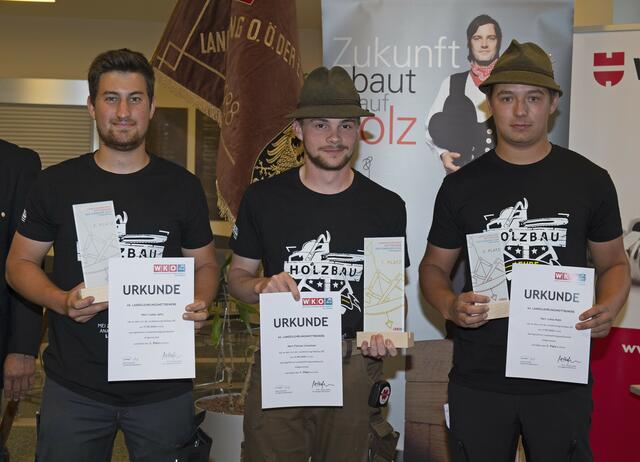 Oberösterreichs beste Zimmerer v. l.: Lukas Jahn (2. Platz), Florian Linortner (1. Platz) und Lukas Roth (3. Platz).