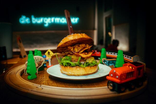 Mampfen für den guten Zweck: Der Donauufer-(Bahn)-Burger macht's möglich.