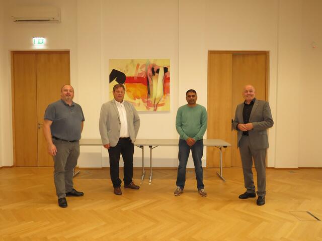 Ruf Taxi geht weiter: Amtsleiter Roland Poiger, Taxiunternehmer Roland Horvath, Taxiunternehmer Muhammad Shahid und Bürgermeister 2. LT-Präs. Georg Rosner