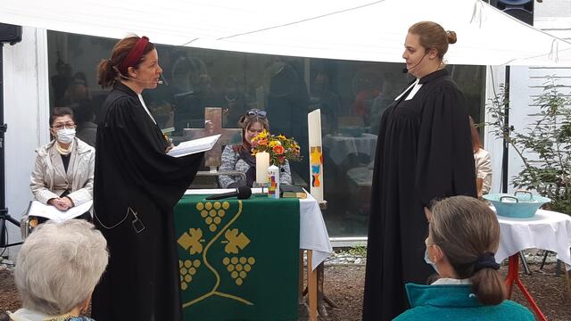 Willkommen in der Glaubenskirche: Pfarrerin Anna Kampl und Florentine Durel (r)