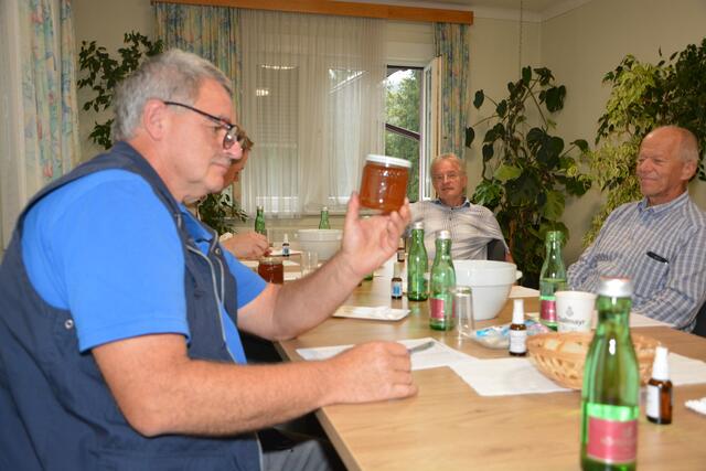 Wasser und Weißbrot stand bereit, um die Geschmacksnerven zu neutralisieren.