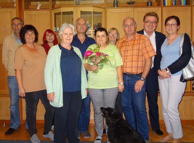 Foto Werner Schöll von links: Martin, Dagmar und Karina Tritremmel, Irmgard Pauer, Ernst-Anton Hihlik, Geburtstagskind Elisabeth Pauer, Maria Schweikert, Harald Pauer, Werner und Karla Schöll - sowie Hündin "Lilly".