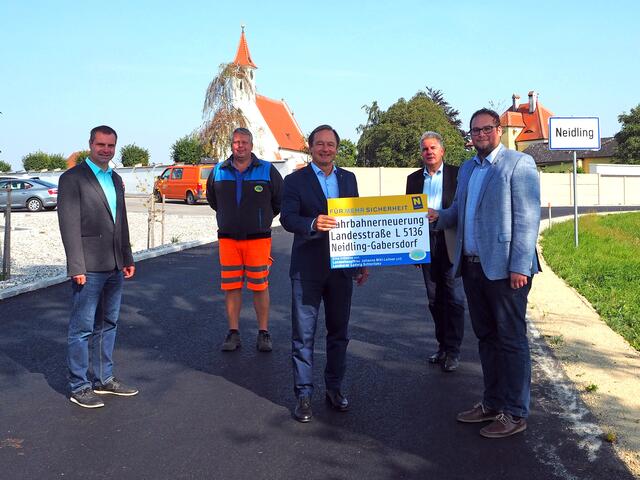 Reinhard Hofer (Leiter-Stv. der Straßenmeisterei St. Pölten-West), Ewald Schrittwieser (Straßenmeisterei St. Pölten-West), Abgeordneter zum NÖ Landtag Martin Michalitsch (in Vertretung von Landeshauptfrau Johanna Mikl-Leitner), Helmut Spannagl (Leiter der NÖ Straßenbauabteilung St. Pölten), Stefan Klammer (Bürgermeister der Marktgemeinde Neidling)