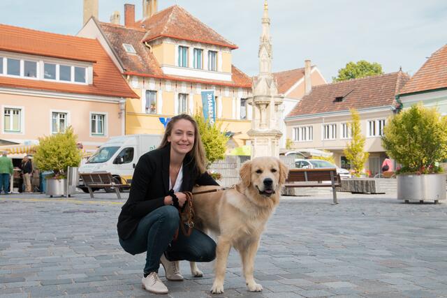 Ivana Simlinger genießt den Spaziergang zum wöchentlichen Wochenmarkt mitten in der Stadt am Hauptplatz.