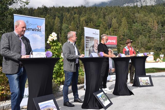 Am Lacknerhof in Langkampfen präsentieren die Projektverantwortlichen die drei neuen Genussradrunden.  | Foto: Barbara Fluckinger