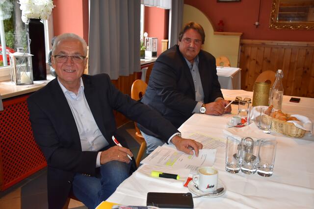 Bgm. Helmut Leitenberger (mit Brille wegen einer Augenoperation) und NAbg. Josef Muchitsch verstehen nicht, warum die ÖVP nicht gleich am Wahlabend das Ergebnis anzweifelte.