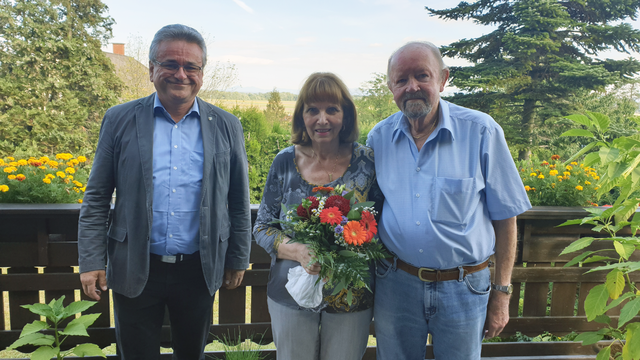 Die Marktgemeinde Jedenspeigen übermittelt beiliegend ein Foto von der Ehrung anlässlich der Goldenen Hochzeit von Herrn/Frau Seufert Wolfgang und Gertrud, wh. 2264 Sierndorf/March, Kirchensteig 8, die am Freitag, 4. September 2020, stattgefunden hat.
Personen:
Bürgermeister Alfred Kridlo, Gertrud Seufert, Wolfgang Seufert | Foto: Foto: Gemeinde