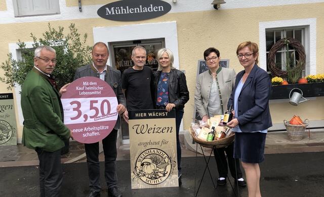 Für den Kauf vor Ort: Johann Kaufmann, Günther Rauch, Thomas und Theresia Weinhandl, Maria Matzhold und Magdalena Siegl (v.l.).  | Foto: WOCHE