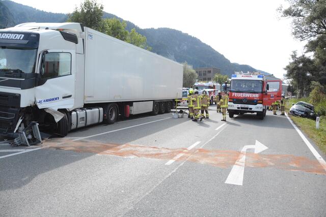 Die B171 war in der Zeit der Unfallaufnahme sowie zu den Fahrzeugbergungen von 14:16 bis ca. 16:00 Uhr teilweise ganz bzw. einseitig für den Verkehr gesperrt.