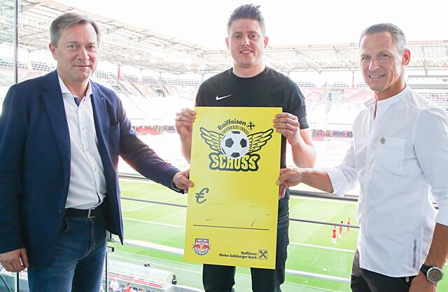 Nur ein Schuss war erlaubt: Heinz Konrad (Raiffeisen), Daniel Fabian (Sieger), Stephan Reiter (Red Bull Salzburg) v.l.