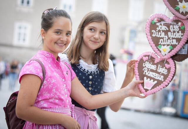 Die zwei jungen Mädels freuten sich über die große Auswahl an verschiedenen Lebkuchenherzen am Ruperti-Kirtag.