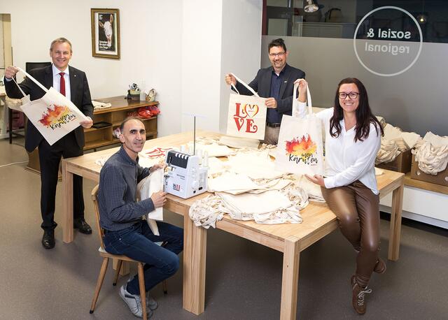 Spar-Geschäftsführer Paul Bacher, Abdalbaki Ismaeil, Ernst Sandriesser und Andrea Sickl (von links) | Foto: Spar/gleissfoto