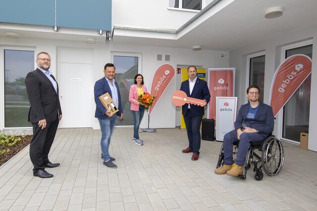 Vorstandsmitglied GEBÖS BezRat Alexander Nikolai, Bgm. Herbert Pfeffer, LAbg. Doris Schmidl, BM Gerald Bierbaum und Florian Strasser - einer der neuen Bewohner im Betreuten Wohnen.