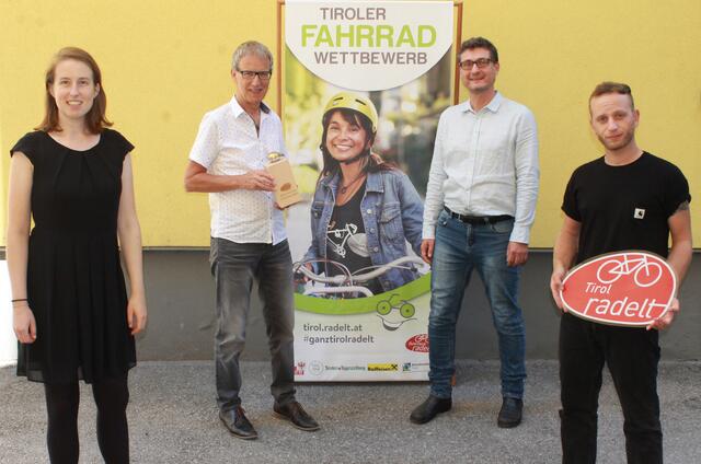 Projektleiterin Simone Profus übergab die Goldene Fahrradklingel an Bürgermeister Luis Oberer aus Reutte, gemeinsam mit Klimabündnis-Geschäftsführer Andrä Stigger und Gerald Mader (v.l.).