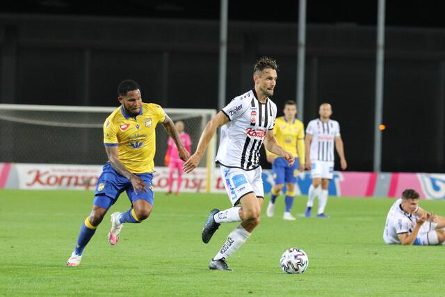 James Holland hatte im defensiven Mittelfeld alles unter Kontrolle.