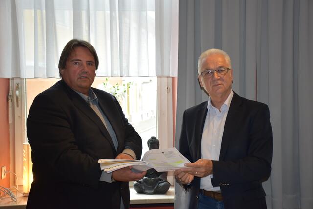 NAbg. Josef Muchitsch mit Bgm. Helmut Leitenberger mit dem Bescheid der Landeswahlbehörde.