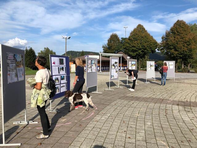 Interessiert sahen sich die Besucher die Ideen des Tourismus an.