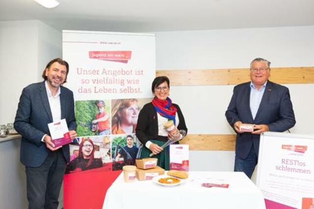 Deutschlandsbergs Bgm. Josef Wallner (l.), im Bild mit Jugend am Werk-GF Walter Ferk und Jugend am Werk Deutschlandsberg-Leiterin Silvia Murlasits, ist von der Nachhaltigkeitsaktion begeistert.