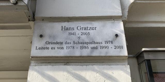 Eine Tafel am Schauspielhaus erinnert an dessen Gründer Hans Gratzer.