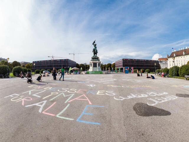 Mit bunter Kreide wurden die Wünsche der Kinder auf dem Heldenplatz gemalt.