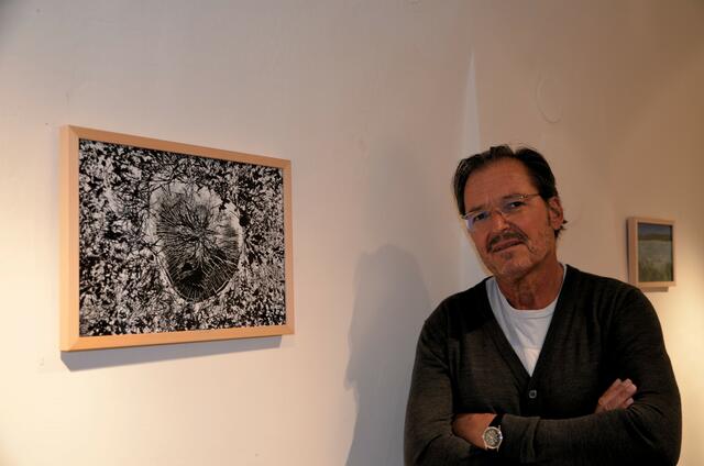 Peter Zolly mit seinem Bild "Useless trees" (unnütze Bäume), die das Waldsterben thematisieren