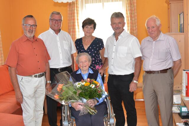 Das Foto zeigt die Jubilarin mit Alois Steinböck, Hubert Lang, Heidi Glatz, Florian Kohlhauser und Hubert Haupt (r. n. l.)