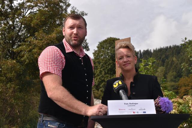 Martin und Eva Radinger vom Lacknerhof setzen in ihrem Betrieb und im Hofladen nur auf ihre eigenen regionalen Produkte.  | Foto: Barbara Fluckinger
