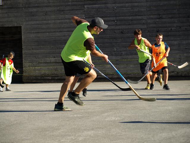 Trainer Patrik Kralik im vollen Einsatz mit seinen Spielern.