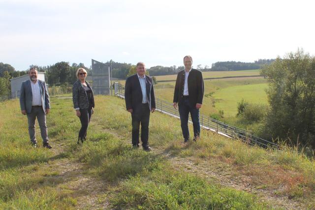 Josef Mader, Maria Pachner, Karl Furthmair und Leopold Hofinger beim Rückhaltebecken Stillbach.