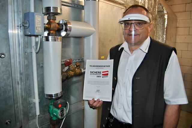Sicher und immer bestens belüftet: Turmwirt Josef Monschein im Technikraum seines Gasthauses. | Foto: Hackl