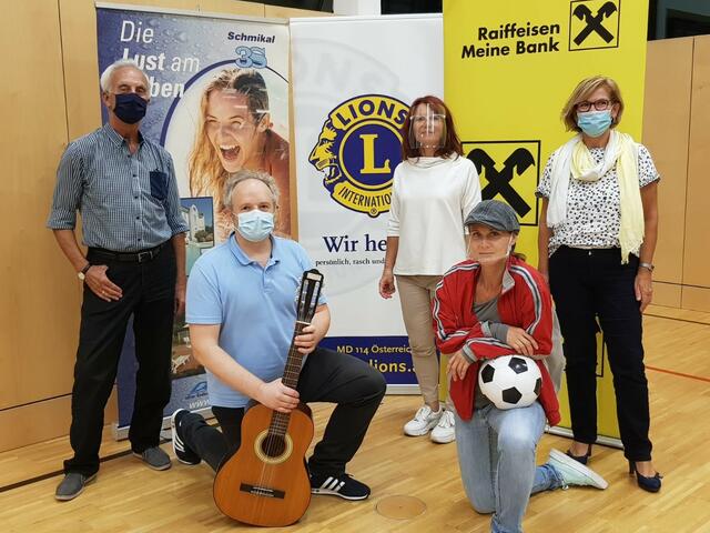 Vlnr stehend: Präsident DI Koch (Lions Club Eisenstadt), VS-Dir. Szewald, MA, Psychotherapeutin Reisinger, MSc;
kniend: Schauspieler Weninger und Bleyer
