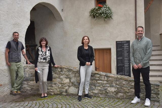 Gabriele Fischer auf Lokalaugenschein in Lienz im Bild mit (v.l.) Job-Coach Christian Burkia, Hildegard Goller und Philipp Pilgram (GF AufBauWerk).