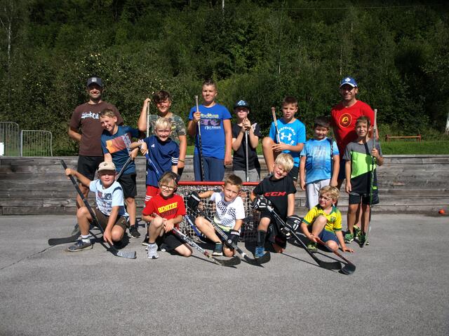 Kindertrainer Patrick Kralik (li) und Sektionsleiter Christian Enzbrunner mit den Profis der Zukunft.