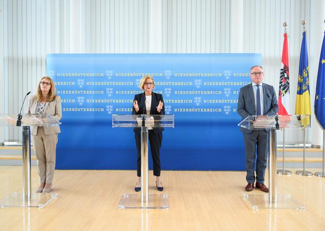 Niederösterreich setzt regionale Maßnahmen im Kampf gegen das Coronavirus. Im Bild Landeshauptfrau Johanna Mikl-Leitner (m.) mit LH-Stellvertreter Stephan Pernkopf (r.) und Landesrätin Ulrike Königsberger-Ludwig (l.) | Foto: NLK Burchhart