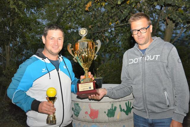 Der Kraubather Mannschaftsführer Michael Gallmayer (li.) mit Organisator Michael Neisser. | Foto: Taurer