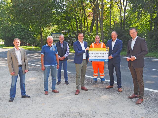 Straße vor Maria Gugging ist fertig: Ronald Keiblinger (Leiter-Stv. der NÖ Straßenbauabteilung Tulln), Franz Semler (GGR in St. Andrä-Wördern), Johann Bauer (OV von Maria Gugging), LAbg. Christoph Kaufmann (i.V. LH Johanna Mikl-Leitner), Lukas Wallisch (Straßenmeisterei Tulln), Rainer Irschik (NÖ Straßenbaudirektor-Stv.), Stefan Schmuckenschlager (Bgm. von Klosterneuburg).