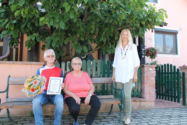 Zum 80. Geburtstag von Karl Steindl stellte sich Groß-Enzersdorfs Bürgermeisterin Monika Obereigner-Sivec mit Glückwünschen ein. | Foto: Foto: Gemeinde